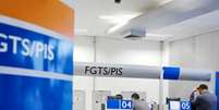 Agências da Caixa serão abertas neste sábado para atender clientes sobre contas inativas do FGTS  Foto: Agência Brasil