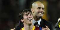 Guardiola junto a Messi, nos tempos do treinador à frente do Barcelona (2008 a 2012) (Foto: JAVIER SORIANO/AFP)  Foto: Lance!