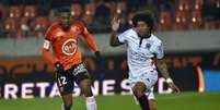 Dante tenta roubar a bola do jogador do Lorient (Foto: Loic Venance / AFP)  Foto: Lance!