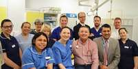 Ray Woodhall (no centro, à frente) voltou ao hospital para agredecer a equipe que o salvou  Foto: Worcestershire Royal Hospital