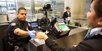 A revista dos dispositivos eletrônicos acontece uma vez que o viajante passa pelo controle de vistos e passaporte  Foto: Getty Images / BBC News Brasil