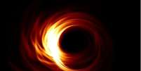 A equipe do EHT produziu simulações a partir da teoria de Einsein para prever como seria um buraco negro.   Foto: Hotaka Shiokawa/CFA/HARVARD / BBC News Brasil