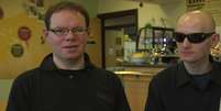 Dupla trabalha em café na Escócia; Peter guia David pela cozinha e toma conta para que este não se corte ou queime.  Foto: BBC