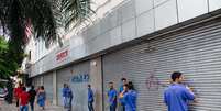 Comerciantes da Avenida Duque de Caxias, no centro de São Paulo (SP), fecham as portas nesta tarde de quinta-feira (23), com medo de saques. Policiais militares da Força Tática avançaram sobre usuários de drogas na Cracolândia, região central da capital.  Foto: Roberto Sungi / Futura Press