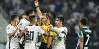 "Ele &eacute; um pav&atilde;o!", esbravejou o presidente do Corinthians, Roberto de Andrade, sobre o &aacute;rbitro do cl&aacute;ssico  Foto: Fernando Dantas/Gazetapress