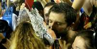 Duda Nagle ganhou um beijinho da namorada, Sabrina Sato, enquanto ela brilhava como rainha da Vila Isabel  Foto: AGNews / PurePeople