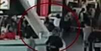 Momento em que mulher passa um lenço sobre o rosto de Kim Jong-nam, que poderia ser tóxico   Foto: Câmera de segurança do aeroporto / BBCBrasil.com