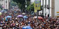 Foliões durante o Cordão da Bola Preta, na Rua Primeiro de Março, no Centro do Rio de Janeiro.  Foto: José Lucena/Futura Press