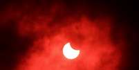 Primeiro eclipse solar do ano em São Paulo, foto feita com filtro de proteção vermelha.  Foto: Paulo Pinto / Fotos Publicas