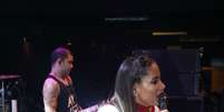 Anitta canta com tênis branco em camarote de Salvador  Foto: Fred Pontes e Paulo Roberto/AgFPontes / Divulgação