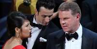 Martha Ruiz (esqueda) e Brian Cullinan, da PricewaterhouseCoopers, entregaram envelope errado e induziram ao erro no an&uacute;ncio de Melhor Filme, atribu&iacute;do por engano a "La La Land" em vez de "Moonlight", na 89&ordf; cerim&ocirc;nia de premia&ccedil;&atilde;o do Oscar  Foto: Lucy Nicholson / Reuters