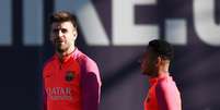 Piqué e Neymar durante treino do Barcelona  Foto: Getty Images