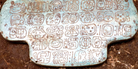 Joia apresenta 30 hieróglifos gravados na parte de trás   Foto: G BRASWELL UC SAN DIEGO / BBC News Brasil