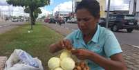 María José Pacheco vende laranjas em um semáforo de Boa Vista há cinco anos, quando deixou seu emprego de professora na Venezuela   Foto: BBC Mundo