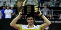 Cuevas ergue o troféu do Brasil Open, conquistado em São Paulo  Foto: EFE