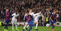 Neymar cobra pênalti e marca um dos gols da épica vitória do Barcelona sobre o PSG, pela Liga dos Campeões  Foto: Getty Images