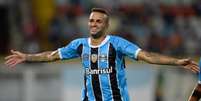 Luan anotou um dos gols da vitória do Grêmio sobre o Zamora (FEDERICO PARRA / AFP)  Foto: Lance!