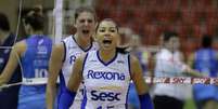 Carol em ação na vitória do Rexona sobre Vôlei Nestlé pelo returno da Superliga (Alexandre Loureiro/Inovafoto/CBV)  Foto: Lance!