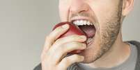 Os ácidos liberados pela maçã durante o consumo ajudam na digestão dos alimentos. Além disso, graças às fibras, os dentes ficam mais branquinhos.  Foto: Glayan / Shutterstock
