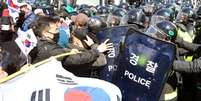Partidários da presidente Park Geun-hye protestam contra o processo de impeachment em Seul  Foto: Reuters