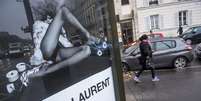 A mais recente campanha publicitária da marca Saint Laurent ficou no centro das atenções o órgão que regula a publicidade na França, depois de críticas recebidas pelo conteúdo de algumas de suas imagens, considerado "degradante" para as mulheres.  Foto: Christophe Petit Tesson / EFE
