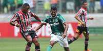 Thiago Santos marca Júnior Tavares durante o Choque-Rei - Jales Valquer / Fotoarena  Foto: Lance!