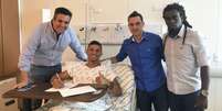 Diretores visitaram o jogador neste domingo, horas antes da cirurgia no joelho direito (Foto: Cruzeiro/Divulgação)  Foto: Lance!
