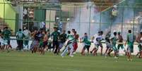 Cotovelada de Nunes em Dudu Gago gerou confusão e batalha campal no clássico candango (Divulgação/SEG)  Foto: Lance!