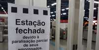 Estação Palmeiras-Barra Funda do Metrô, Linha 3-Vermelha, em São Paulo (SP), amanhece fechada nesta quarta-feira (15), durante paralisação dos metroviários que aderiram ao Dia Nacional de Mobilização contra a reforma da previdência e reforma trabalhista.  Foto: Nivaldo Lima/Futura Press