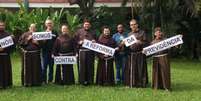 Padres franciscanos fazem protesto  Foto:  Frei Orestes Serra