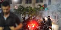 Policiais militares da Tropa de Choque dispersam manifestantes na Cinelândia   Foto: Agência Brasil