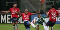 O zagueiro brasileiro Alex Silva, do Jorge Wilstermann, em lance na partida contra o Palmeiras, pela Libertadores  Foto: Reuters