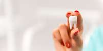 A cor dos dentes decíduos é mais esbranquiçada. Por isso são chamados de dente de leite.   Foto: George Rudy / Shutterstock