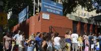 Rio de Janeiro - Na Tijuca, cerca de 200 pessoas amanheceram cedo na porta do Centro Heitor Beltrão para se imunizar contra a febre amarela  Foto: Agência Brasil