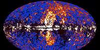 As bolhas de Fermi (no centro da imagem) se formaram a partir do gás emanado do buraco negro e têm uma massa equivalente a dois milhões de sóis  Foto: NASA/DOE/Fermi LAT/D. Finkbeiner et al. / BBC News Brasil