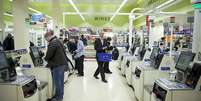 Máquinas inteligentes podem executar cada vez mais tarefas antes reservadas aos humanos, como caixa de supermercado  Foto: Getty Images / BBC News Brasil