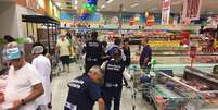 Técnicos da Vigilância Sanitária municipal do Rio recolheram amostras de carnes e derivados em grandes supermercados  Foto: Agência Brasil