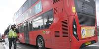 Ônibus atropela pedestre durante incidente em Londres  Foto: Toby Melville / Reuters