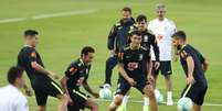 Jogadores do Brasil d&atilde;o risada em momento descontra&iacute;do do treino da Sele&ccedil;&atilde;o Brasileira para o jogo contra o Uruguai pelas Eliminat&oacute;rias  Foto: Pedro Martins/MoWa Press