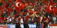 Jogadores turcos comemoram a vitória  Foto: Reuters