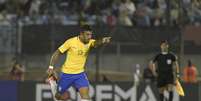 Paulinho comemora um dos três gols que marcou na goleada do Brasil em cima do Uruguai pelas Eliminatórias  Foto: Getty Images