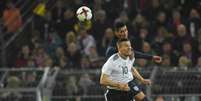 Podolski se despediu da seleção alemã contra a Inglaterra, em amistoso (Foto: AFP)  Foto: Lance!