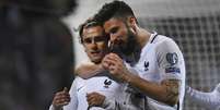 Griezmann e Giroud comemoram um dos gols da França (Foto: AFP)  Foto: Lance!