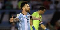 Por ofensas desferidas ao árbitro auxiliar brasileiro durante jogo das Eliminatórias, Messi acabou suspenso pelas próximas 4 partidas  Foto: Reuters