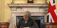 Artigo 50, assinado pela primeira-ministra Theresa May, chega a Bruxelas na quarta e oficializa saída da UE  Foto: PA / BBCBrasil.com