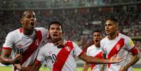 Flores comemora o gol que marcou na vit&oacute;ria do Peru sobre o Uruguai, pelas Eliminat&oacute;rias  Foto: Reuters