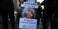 Mulher segura cartaz pedindo a legaliza&ccedil;&atilde;o do uso medicinal da maconha na Argentina  Foto: Reuters