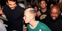 Justin Bieber desiste de jantar por causa de assedio das fas  Foto: O Fuxico