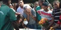 A estudante Maria Eduarda, morta a tiros no interior de uma escola municipal no Rio de Janeiro (RJ), foi enterrada na Baixada Fluminense  Foto: Marcos Vidal/Futura Press