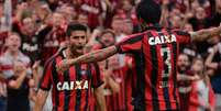 Eduardo da Silva (à esq.) comemora gol com Lucho (à dir), na Arena da Baixada. (Fabio Wosniak/Atlético-PR)  Foto: Lance!